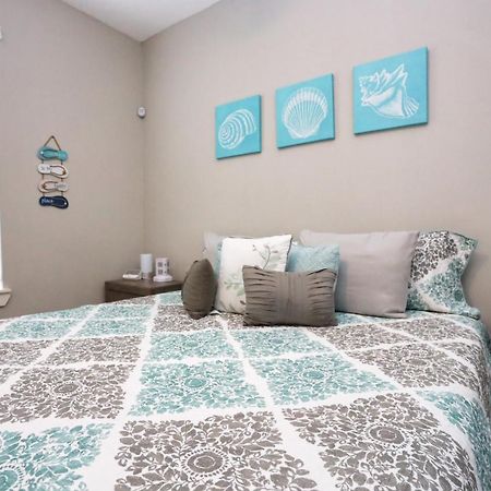 Hidden Hideaway! Bungalow 2 Blocks From The Beach! Sleeps 3 Villa Galveston Eksteriør bilde