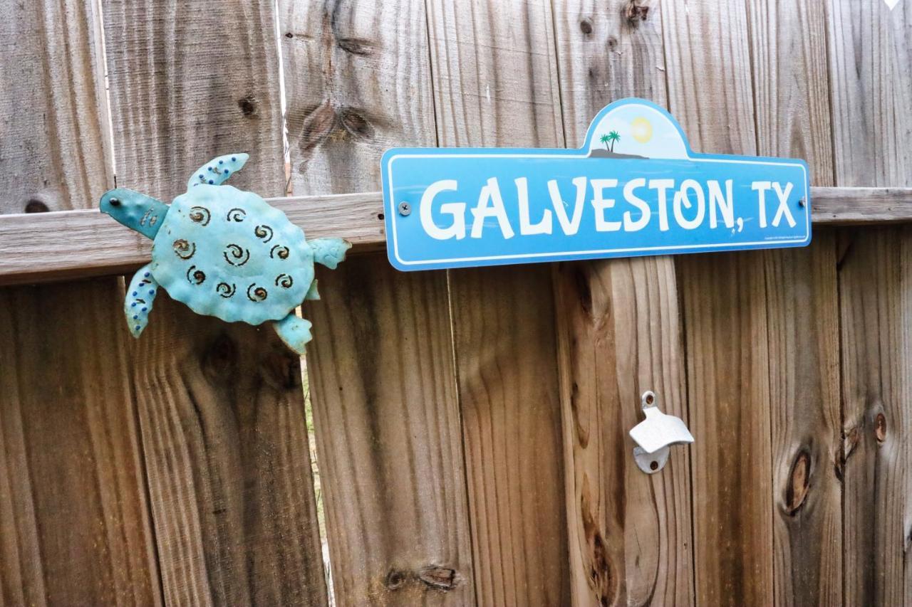Hidden Hideaway! Bungalow 2 Blocks From The Beach! Sleeps 3 Villa Galveston Eksteriør bilde