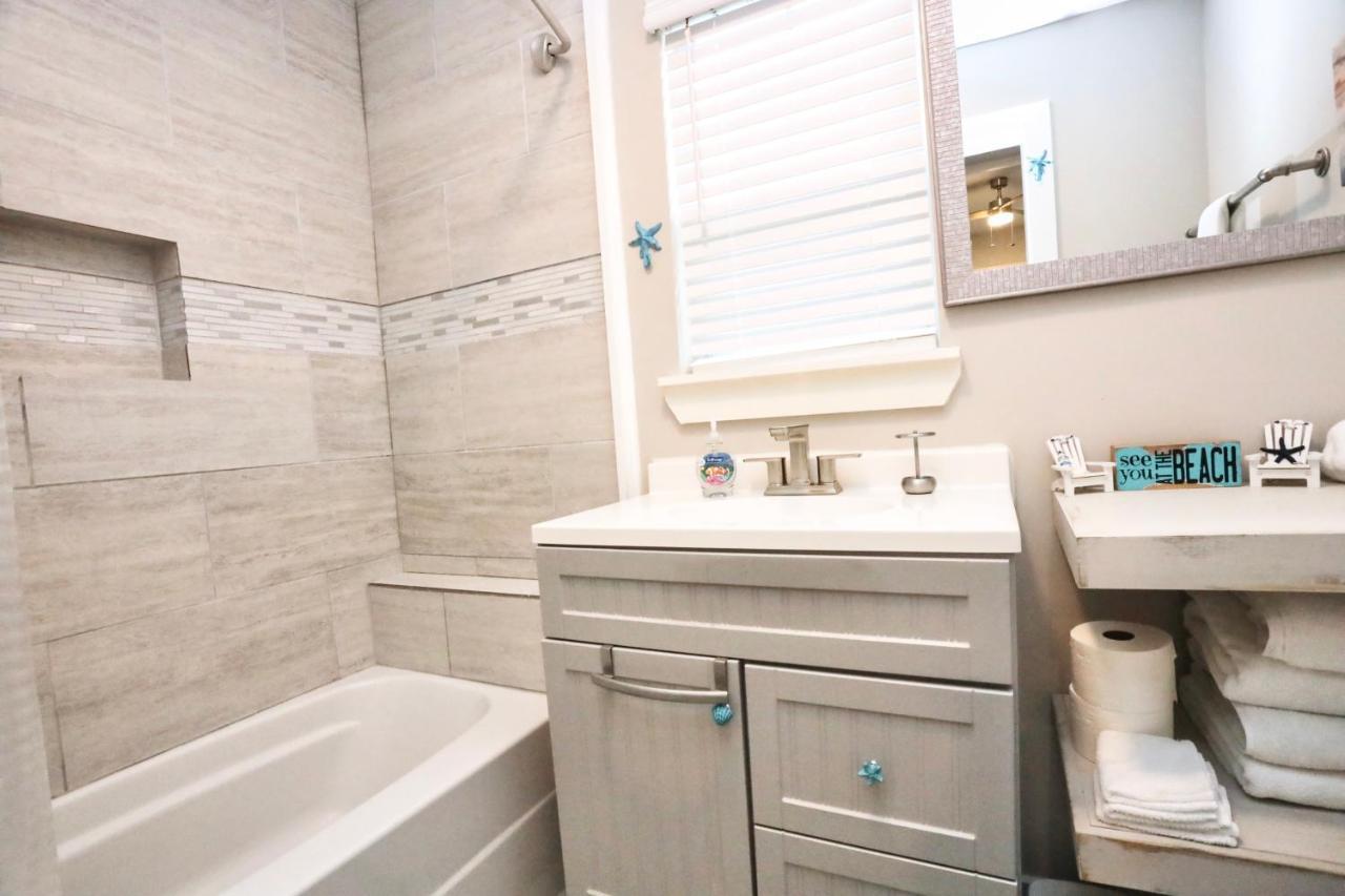 Hidden Hideaway! Bungalow 2 Blocks From The Beach! Sleeps 3 Villa Galveston Eksteriør bilde